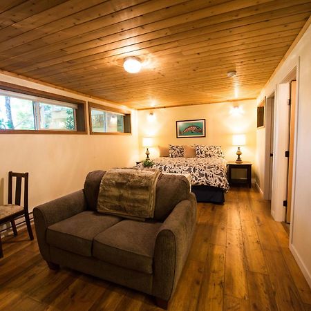 Skeena River House Bed & Breakfast Terrace Exterior photo